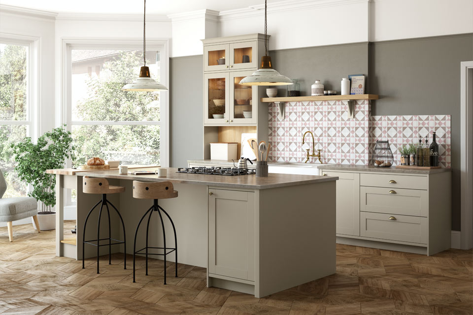 A traditional kitchen with cottage-look kitchen doors