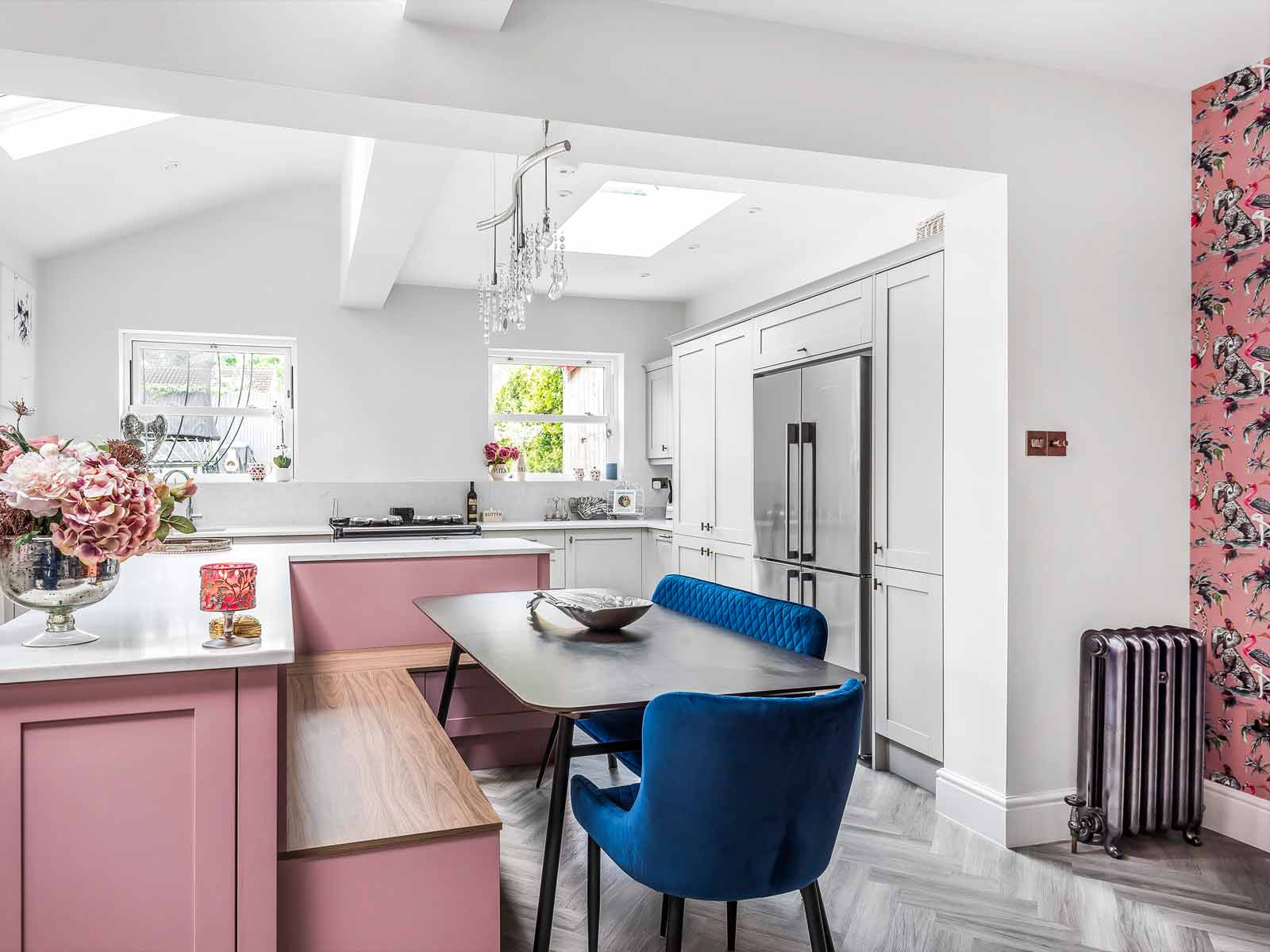 A colourful kitchen with 50s interior design and pop art interior design